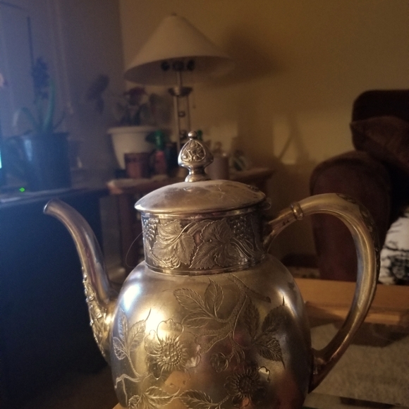 ANTIQUE 1800 - 1849 SILVER PLATED FLORAL COFFEE AND TEAPOT BY FAIRPOINT MTG. CO. - Picture 3 of 5